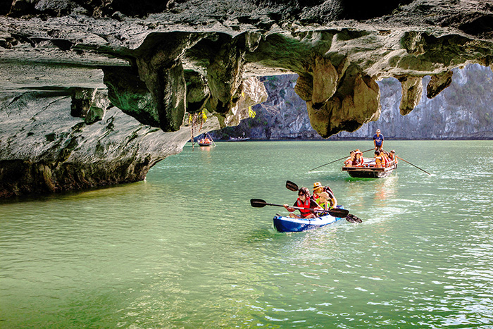 Explore Sang cave in Cat Ba. Photo: Pham Van Tung